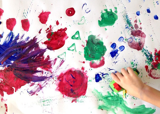La peinture à doigt : le bonheur de tous les enfants de moins de 3 ans